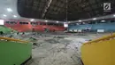 Suasana renovasi GOR Soemantri Brodjonegoro di Jakarta, Selasa (14/11). Pemerintah Provinsi DKI Jakarta merenovasi 10 GOR untuk mendukung pelaksanaan Asian Games 2018. Proyek renovasi ini ditargetkan selesai pada Mei 2018. (Liputan6.com/Immanuel Antonius)