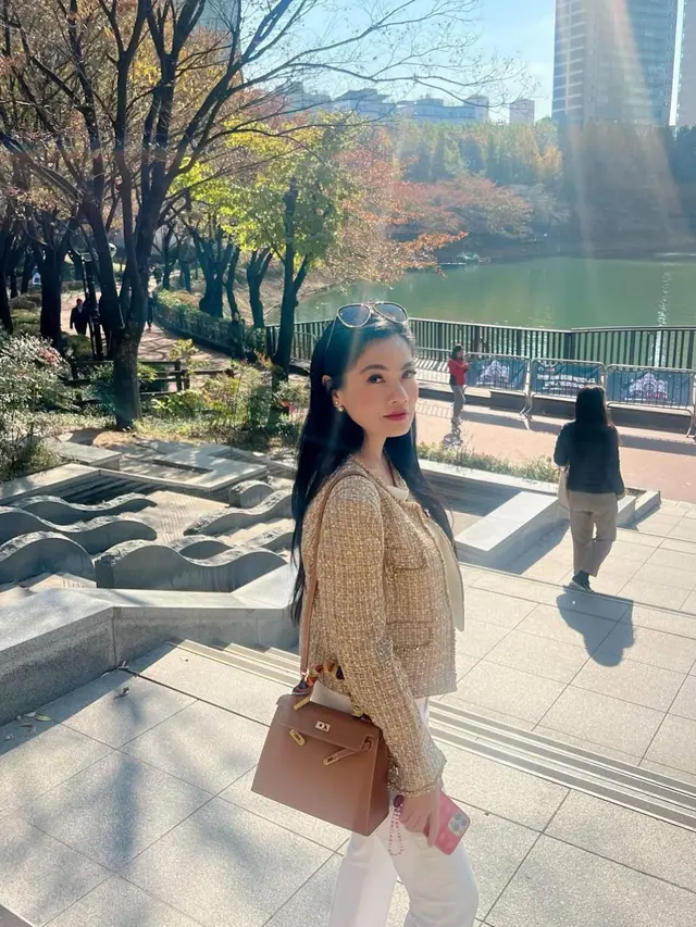 Pilihan Outfit Santai yang Tetap Elegan dan Ageless ala Titi Kamal (Instagram/@titi_kamall)