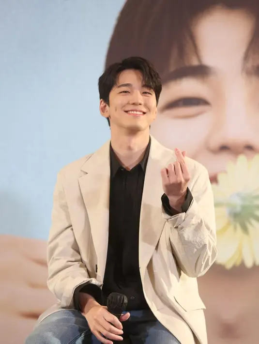 "Ini pertama kalinya datang ke Indonesia, jadi belum sempat jalan-jalan. Tetapi sempat kepikiran pergi ke Bali karena mendengar karena berselancar di sana bagus," ucapnya. [FIMELA.COM/Adrian Utama Putra]