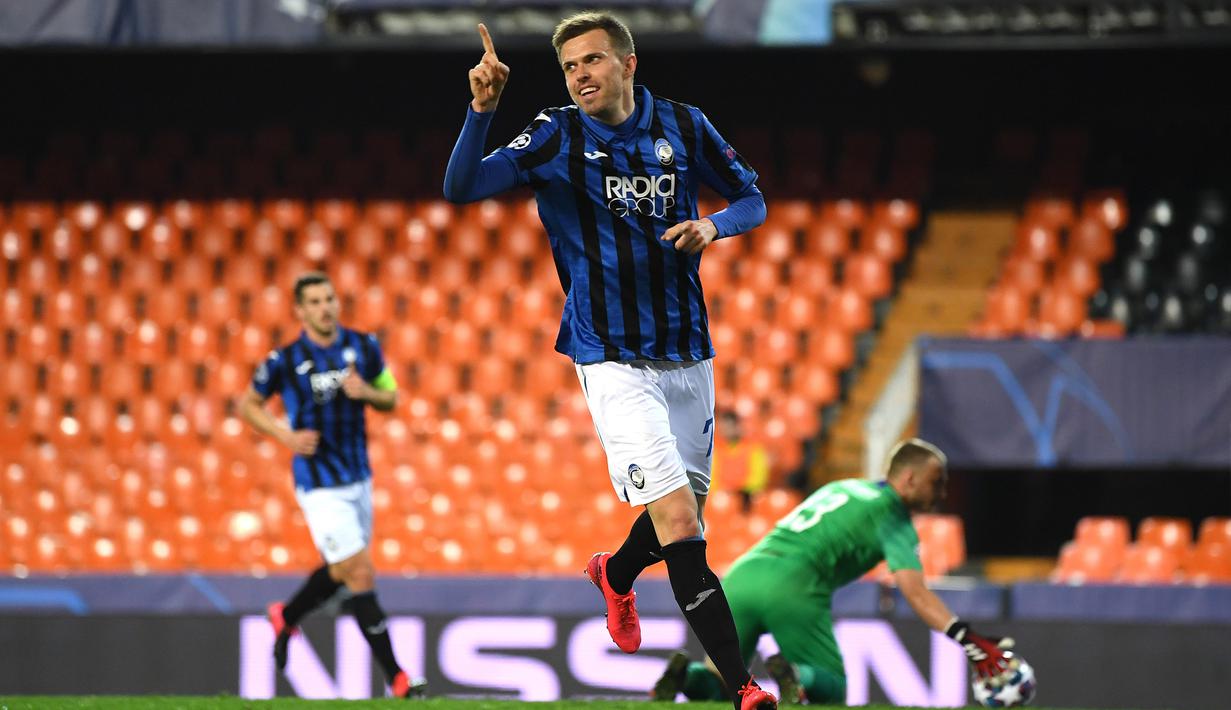 Gelandang Atalanta, Josip Ilicic, melakukan selebrasi usai mencetak gol ke gawang Valencia pada laga babak 16 besar Liga Champions 2019-2020 di Stadion Mestalla, Valencia, Rabu (11/3). Atalanta menang 4-3 atas Valencia. (AFP/POOL UEFA)