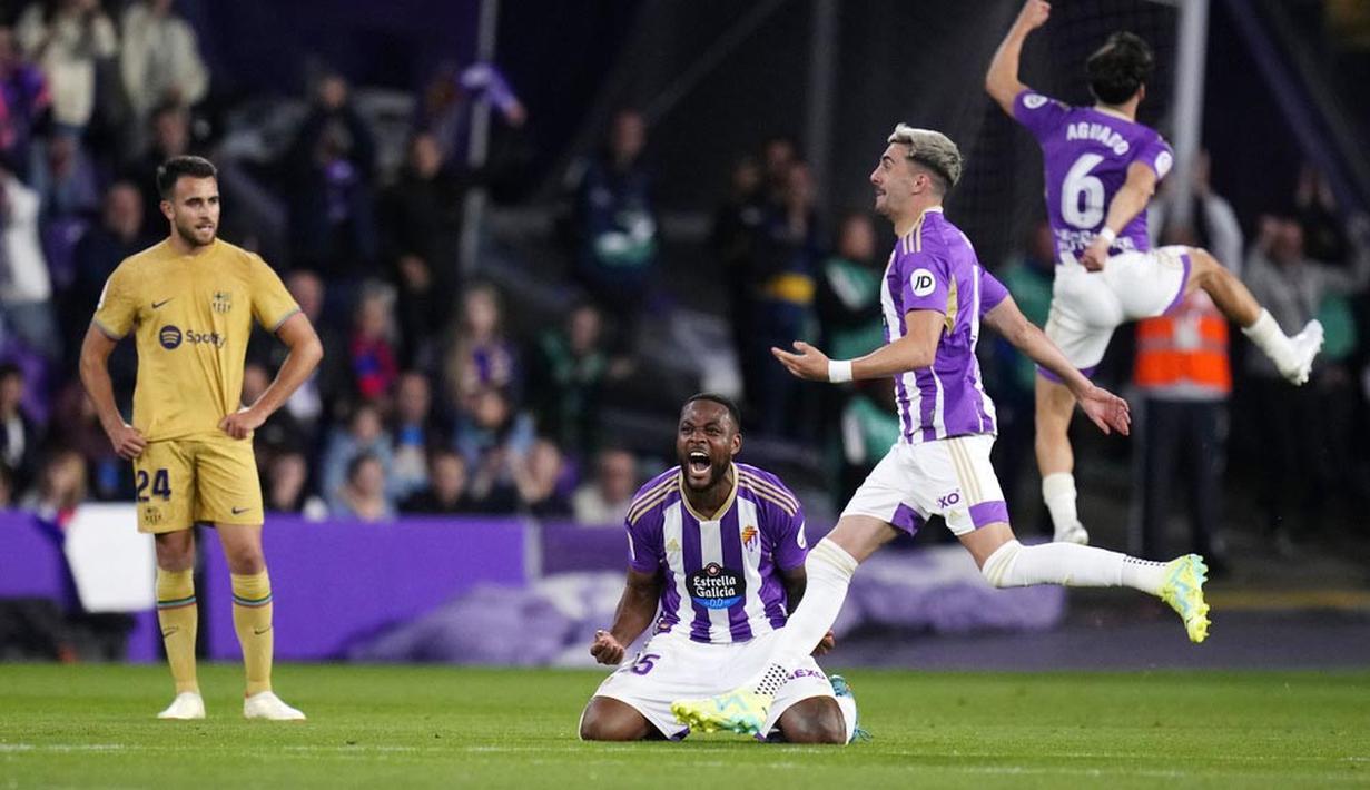Pemain Real Valladolid merayakan gol yang dicetak oleh Gonzalo Plata ke gawang Barcelona pada laga pekan ke-36 La Liga di di Estadio Municipal Jose Zorilla, Rabu (24/5/2023). Barca takluk 1-3 dari tuan rumah Real Valladolid. (AP Photo/Manu Fernandez)