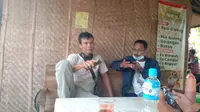 Priyanto (kiri) tetap berjualan warung kopi meski sudah menjadi miliarder. (Ahmad Adirin/Liputan6.com)