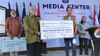 Secara simbolis, bantuan diberikan oleh CEO dan pendiri Bayan Resources, Dato Dr Low Tuck Kwong kepada Kepala Gugus Tugas Penanganan Covid-19 Doni Monardo di Grahan BNPB, Jakarta. (Istimewa)
