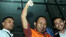 Mantan Kepala Dinas Pertambangan dan Energi Pemprov Papua Jannes Johan Karubaba, usai diperiksa di gedung KPK, Jakarta, Selasa (19/5/2015). Karubaba terlihat mengepalkan tangan di udara (Liputan6.com/Helmi Afandi)