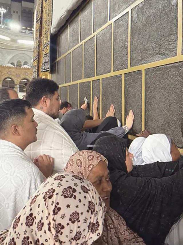 Potret Ivan Gunawan di Depan Kabah