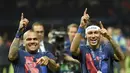 Neymar (kanan) terlihat menari bersama Dani Alves usai memastikan juara di Final Liga Champions, Olympic Stadium, Berlin, Minggu (7/6/2015). Barcelona mengalahkan Juventus dengan skor 3-1. (AFP Photo/ Lluis Gene)