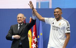 Dalam acara tersebut dihadiri Presiden Real Madrid Florentino Perez dan legenda klub Zinedine Zidane. (AP Photo/Andrea Comas)