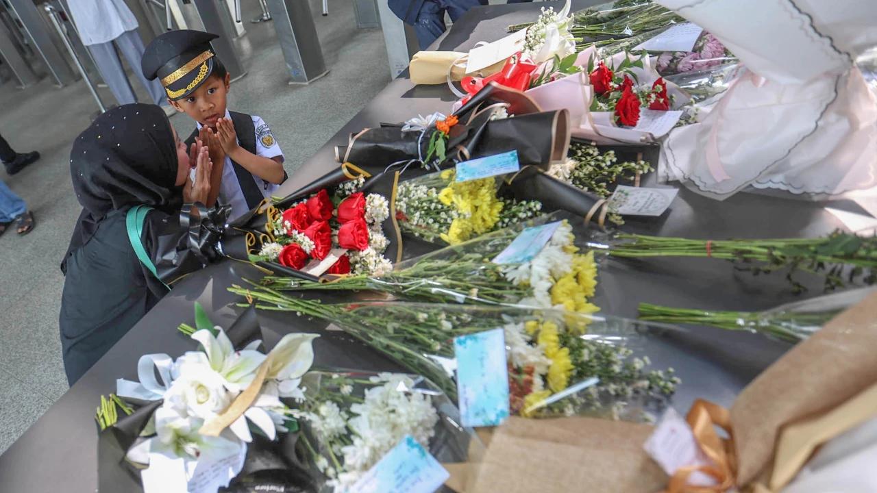 FOTO: Karangan Bunga Berjejer di Stasiun Bekasi Timur Pasca Kecelakaan Kereta