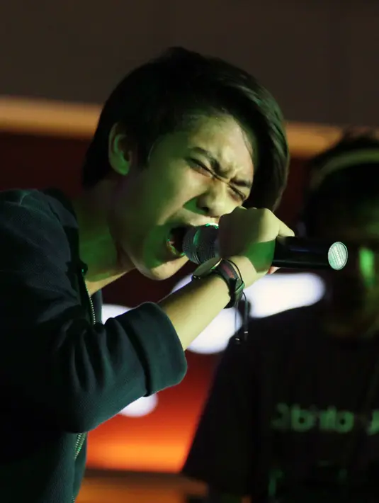 CJR menyuguhkan penampilan yang enerjik dan sontak membuat para penonton wanita histeris dengan penampilannya. (Adrian Putra/Bintang.com)