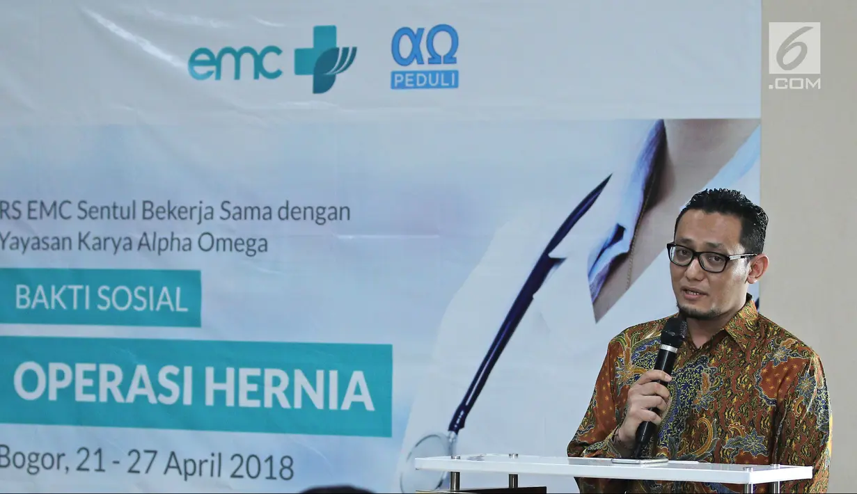 Ketua Panitia Bakti Sosial Operasi Hernia dr Rizki Ramadhana memberi sambutan di RS EMC Sentul City, Jawa Barat, Sabtu (21/4). Operasi hernia dilakukan kepada 60 pasien kurang mampu. (Liputan6.com/Herman Zakharia)