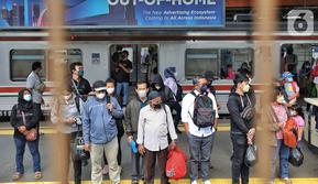Penumpang menunggu keberangkatan di Stasiun Tanah Abang, Jakarta, Rabu (17/1/2023). Jumlah penumpang kereta rel listrik (KRL) Commuterline Jabodetabek telah menembus 11 juta orang memasuki pekan ketiga Januari 2023 usai PPKM dicabut. (Liputan6.com/Angga Yuniar)