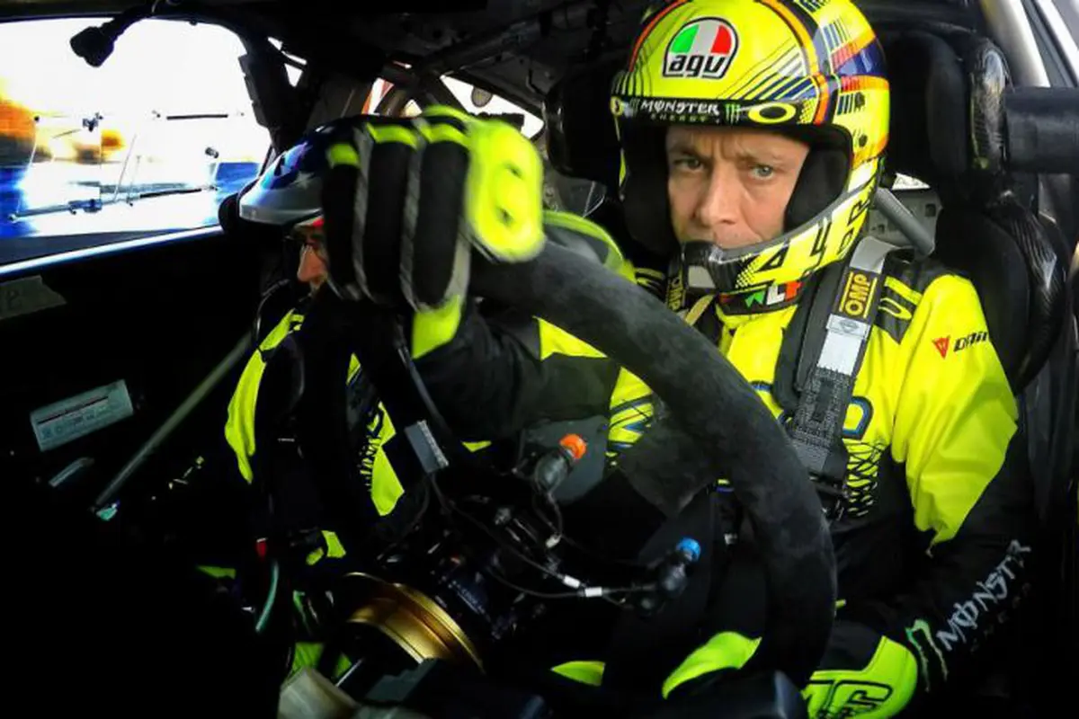 Valentinho Rossi berada di balik kemudi mobil reli