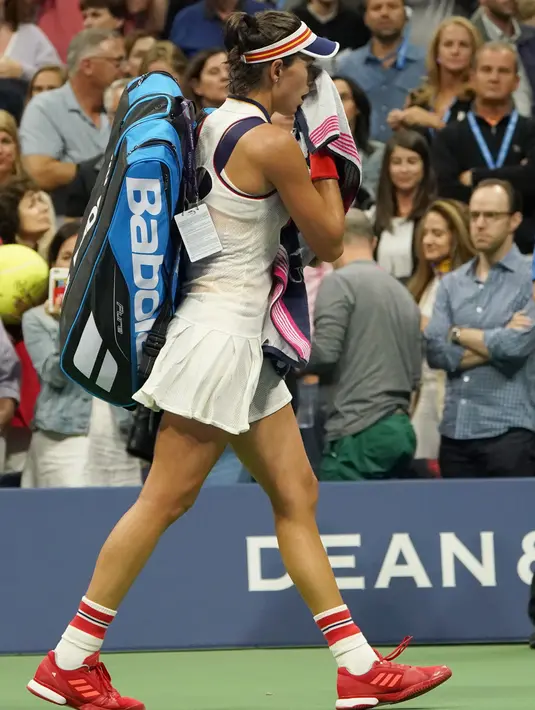 Garbine Mugurusa dari Spanyol meninggalkan lapangan setelah dikalahkan petenis Ceko Petra Kvitova pada Turnamen Tenis Terbuka AS 2017 di New York (3/9). Garbine Mugurusa kalah 7-6 (7/3), 6-3. (AFP Photo/Don Emmert)