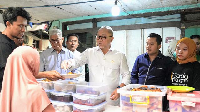 Menteri Koordinator (Menko) Bidang Pangan Zulkifli Hasan (Zulhas) saat mengunjungi Kantor Garda Pangan di Surabaya, Jawa Timur, Minggu (9/2/2025).