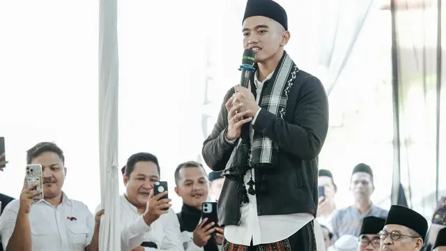 Ketua Umum DPP Partai Solidaritas Indonesia (PSI) Kaesang Pangarep saat berinteraksi dengan para santri di Pondok Pesantren Fathul Ma’ani di Kabupaten Pandeglang, Banten. (Istimewa)