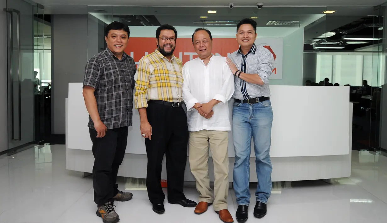 Wakil Ketua Umum Partai Golkar hasil Musyawarah Nasional IX Jakarta, Yorris Raweyai (kedua kiri) berpose bersama pimpinan redaksi Liputan6.com di kawasan Senayan, Jakarta, Senin (23/3/2015). (Liputan6.com/Helmi Fithriansyah)