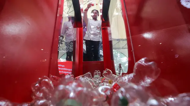 Pengunjung membuang kemasan botol Coca-Cola yang akan didaur ulang di sela peluncuran kemasan botol Coca-Cola, Fanta, Sprite, dan Sprite Waterlymon ramah lingkungan dari 100% plastik PET daur ulang (rPET) di Gandaria, Jakarta (16/06/2023) (Liputan6.com)
