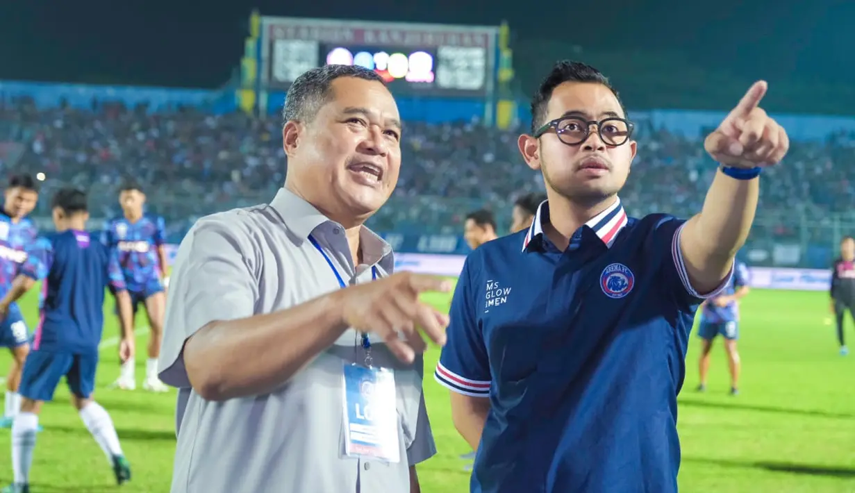 <p>Presiden Arema FC Gilang Widya Pramana, mengimbau Aremania agar tidak melontarkan nyanyian rasis hingga menyalakan flare.(dok/Arema FC)</p>