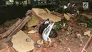 Kendaraan bermotor tertimbun reruntuhan bangunan parkir bertingkat akibat gempa di Mal Galeria, Ngurah Rai, Bali, Minggu malam (5/8). Gempa memiliki kedalaman 15 km di Lombok Utara, NTB mengakibatkan bangunan parkir rusak. (Liputan6.com/Johan Tallo)