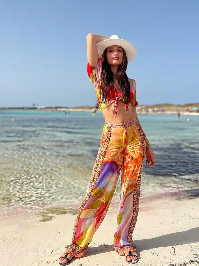 7 Potret OOTD Summer Cinta Laura saat Liburan di Spanyol, Tampil Stunning bak Barbie di Dunia Nyata