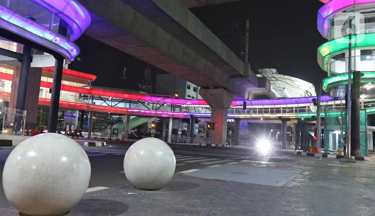 Cahaya warna-warni menghiasi Halte Transjakarta Centrale Stichting Wederopbouw (CSW) di kawasan Kebayoran Baru, Jakarta, Kamis (29/07/2021). Skybridge yang mengintegrasikan Halte Transjakarta CSW dengan Stasiun MRT Asean ditargetkan rampung tahun ini. (Liputan6.com/Herman Zakharia)