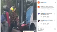 Pemotor dan penumpangnya marah kepada sopir bus karena kendaraan yang dikendarai terjepit diantara badan Transjakarta dengan pembatas jalan seperti dilansir akun Instagram @jktinfo, Selasa (29/10/2019).