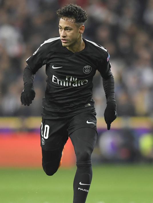 6. Neymar JR - Embraer Legacy 450 Value seharga 15,25 Juta Dolar menjadi saksi skandal percintaan Neymar. Saat itu pesawat jet tersebut memiliki andil menjemput pacar Neymar saat itu Soraya Vucelic ke Ibiza, Spanyol. (AFP/Gabriel Bouys)