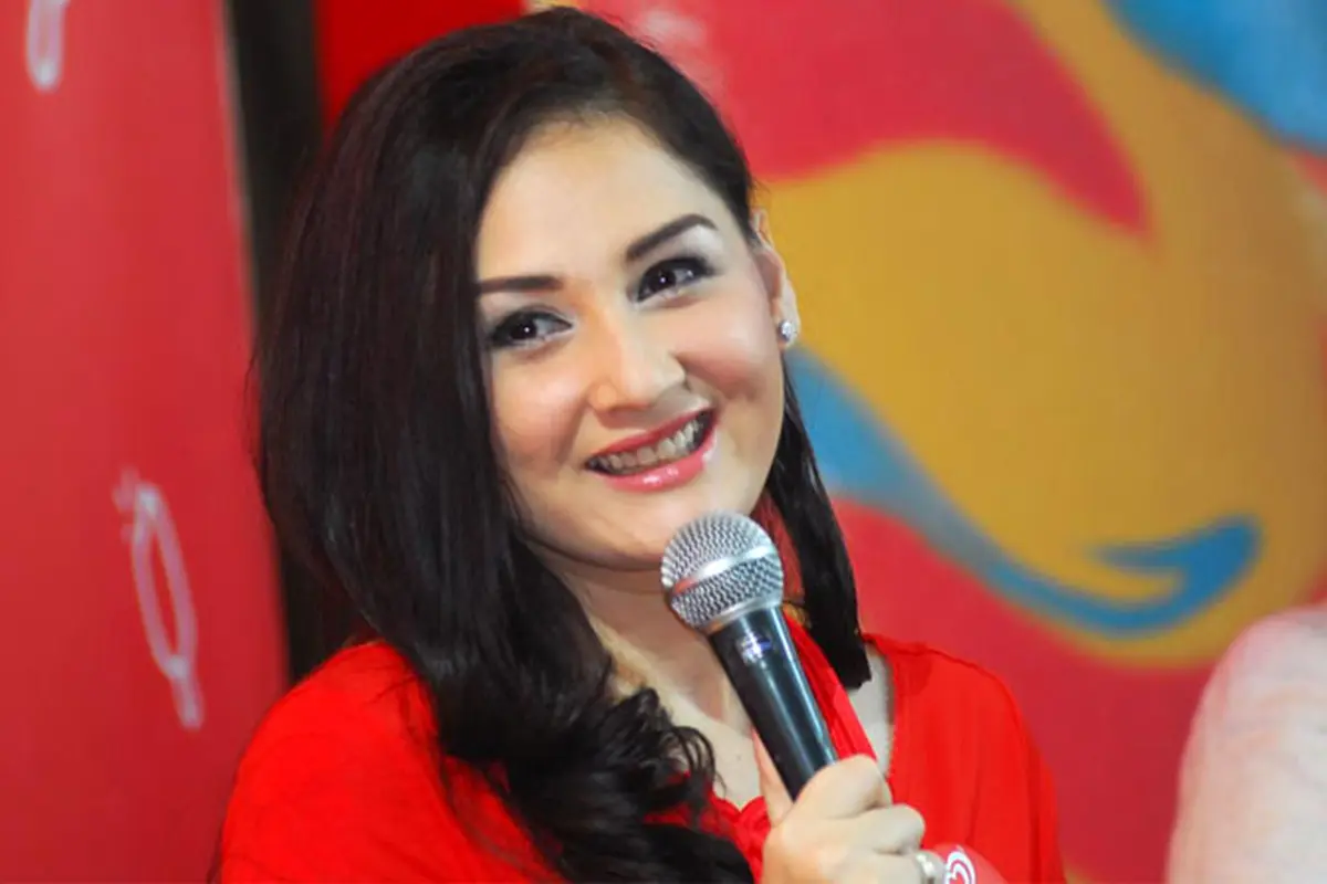 Mona Ratuliu dan Giring Nidji Bagi-bagi Ratusan Ribu Es Krim