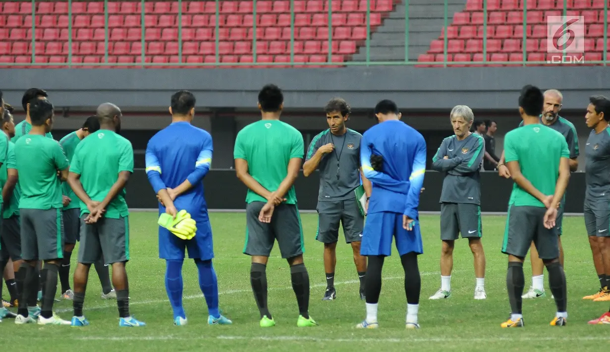  Pelatih Timnas Indonesia, Luis Milla (tengah) memberi arahan jelang latihan resmi di Stadion Patriot Candrabhaga, Bekasi (1/9). Timnas Indonesia akan melakoni laga persahabatan dengan Fiji pada Sabtu (2/9). (Liputan6.com/Helmi Fithriansyah)