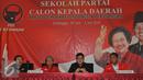 Sekjen PDIP, Hasto Kristianto (kedua kanan) mengikuti acara penutupan sekolah khusus calon kepala daerah, Jawa Barat, Jumat (3/7/2015). Sekolah partai berlangsung sejak 28 Juni hingga 3 Juli 2015 dihadiri 114 orang calon. (Liputan6.com/Herman Zakharia)