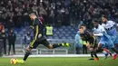 Striker Juventus, Cristiano Ronaldo, mencetak gol lewat tendangan penalti ke gawang Lazio pada laga Serie A di Stadion Olympic, Minggu (27/1). Juventus menang 2-1 atas Lazio. (AP/Claudio Peri)