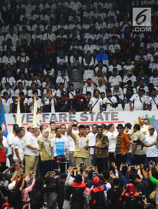 Ketum Partai Gerindra Prabowo Subianto dan ribuan buruh saat peringatan May Day Nasional di Gedung Istora Senayan, Jakarta, Selasa (1/5). Ribuan buruh memberi dukungan kepada Prabowo Subianto sebagai Presiden pada Pilpres 2019. (Merdeka.com/Imam Buhori)