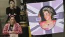 Para simpatisan, salah satunya memegang spanduk bergambar mendiang Diana, Princess of Wales, berbaris di rute Prosesi penobatan Raja Charles III  di London, Sabtu (6/5/2023).  (Sebastien Bozon/Pool Photo via AP)