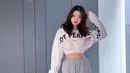 Tampilan sporty Livy Renta dengan memadukan long sleeve cut out crop top warna putih dengan bra top dan sweat pants. Kece! (Instagram/livyrenata).