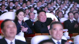 Pemimpin Korea Utara, Kim Jong-un dan istrinya, Ri Sol Ju menonton pertunjukan di Pyongyang pada Selasa (16/2/2021). Ri Sol Ju muncul bersama Kim Jong-un saat pertunjukan yang menandai ulang tahun mantan pemimpin Korea Utara Kim Jong Il. (Korean Central News Agency/Korea News Service via AP)