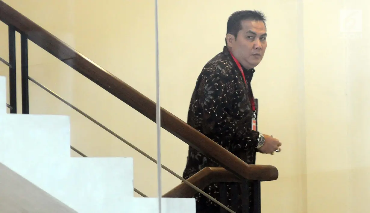 Anggota DPR Fraksi PKB, Helmy Faishal Zaini menuju ruang pemeriksaan di gedung KPK, Jakarta, Senin (30/9/2019). Helmy Faishal Zaini diperiksa sebagai saksi kasus dugaan penerimaan hadiah terkait proyek di Kementerian PUPR Tahun Anggaran 2016. (merdeka.com/Dwi Narwoko)