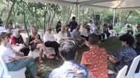 Delegasi Parlemen Eropa berdiskusi dengan pegiat lingkungan Indonesia di Hutan Mangrove, Jakarta Utara, Rabu (17/5/2023). Dok: Tommy Kurnia/Liputan6.com