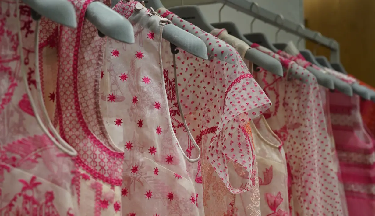 Siluet dan detail feminin yang elegan masih menjadi kunci utama dalam garis rancangan Sapto yang diminati banyak orang. Dijamin penampilan akan terlihat maksimal secara instan dalam balutan top, dress hingga outer karya Sapto Djojokartiko. /Foto dok: Sapto Djojokartiko.