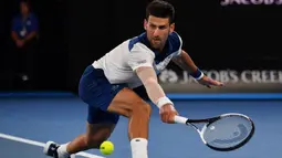 Petenis Serbia, Novak Djokovic berusaha mengembalikan bola ke arah petenis Korea, Hyeon Chung pada ajang Australia Terbuka 2018 di Melbourne,  (22/2/2018). Djokovic kalah 6-7, 5-7, 6-7. (AFP/Saeed Khan)