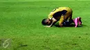 Pemain tengah Mitra Kukar, Yogi Rahadian sujud syukur usai mencetak gol ke gawang Semen Padang di final turnamen piala Jenderal Sudirman di Stadion GBK Jakarta, Minggu (24/1/2016). Gol Yogi dicetak pada menit 89. (Liputan6.com/Helmi Fithriansyah)