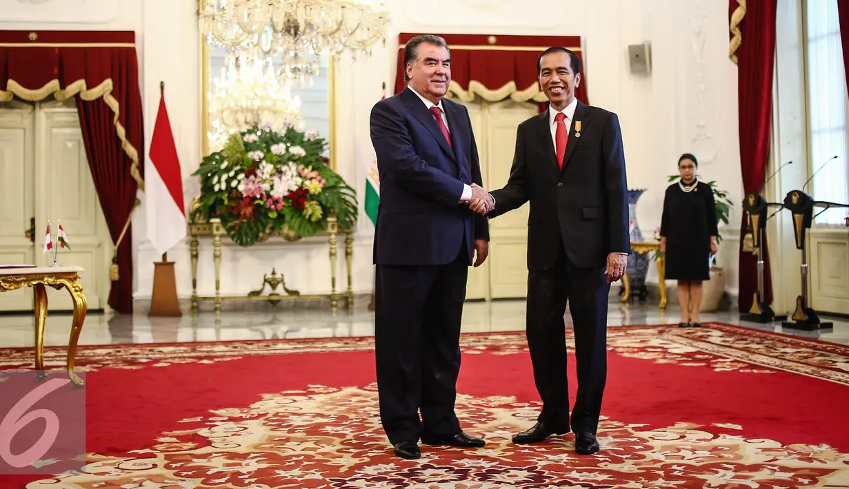 Presiden Jokowi bersalaman dengan Presiden Republik Tajikistan, H.E. Mr. Emomali Rahmon usai mengikuti upacara penyambutan di Istana Merdeka, Jakarta, Senin (1/8). (Liputan6.com/Faizal Fanani)