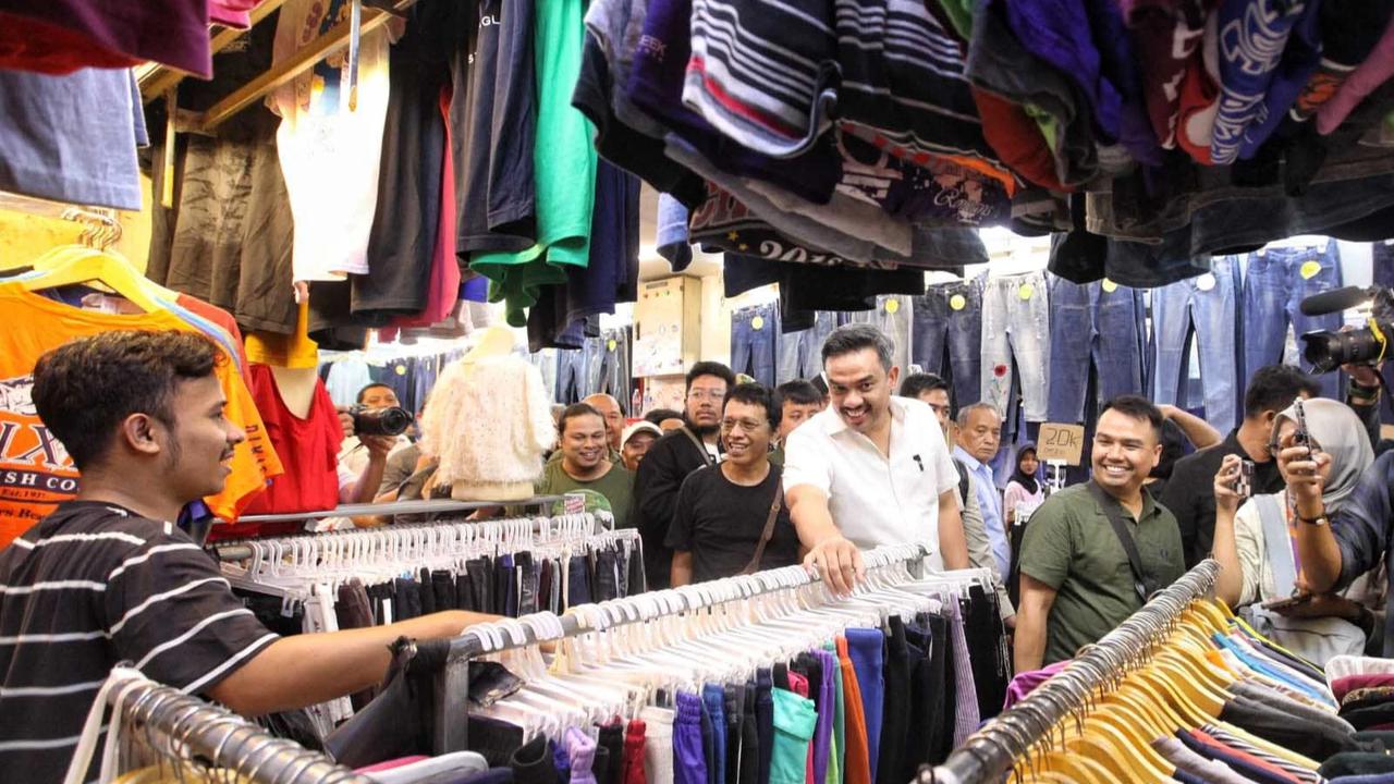 FOTO: Menteri UMKM Tinjau Aktivitas Thrifting di Pasar Senen, Pedagang Sampaikan Aspirasi