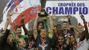 Bomber berjuluk Ibracadabra itu menjadi pahlawan setelah sukses memborong gol kemenangan PSG saat melawan Guingamp di Workers Stadium, China, (2/8/14). (REUTERS/Jason Lee)