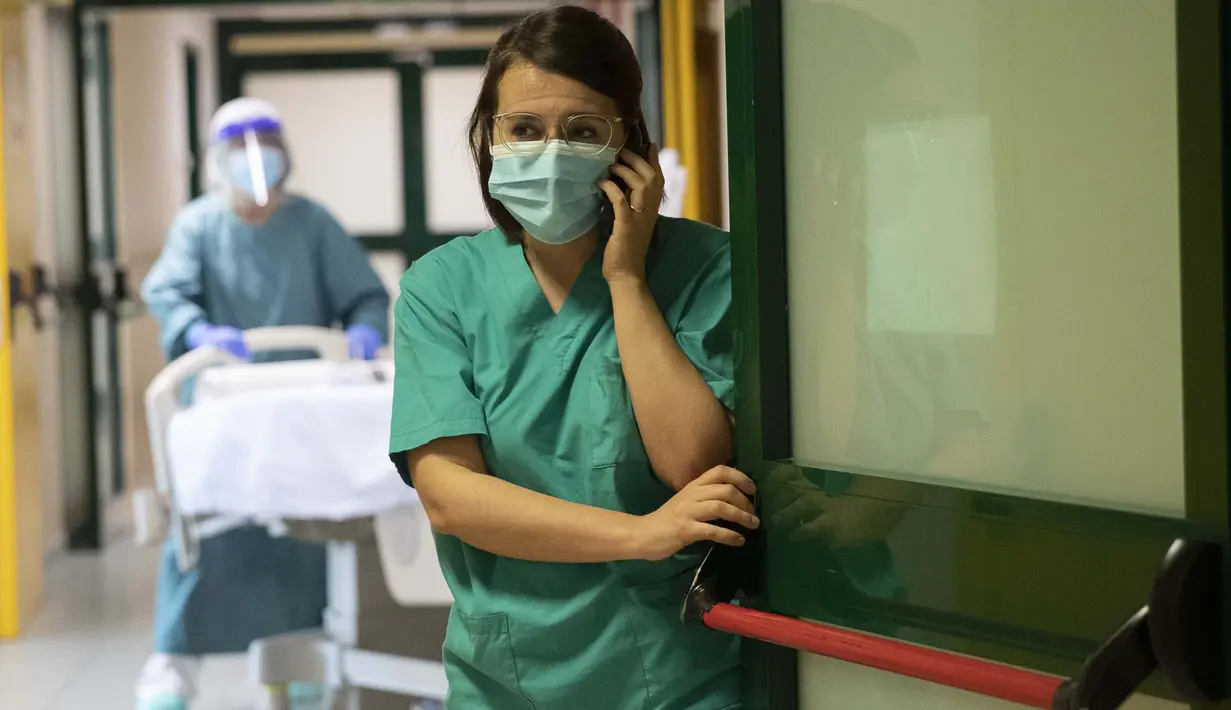 Elisabetta Teti berbicara melalui telepon di unit sub-intensif COVID-19 Rumah Sakit Poliklinik Tor Vergata, di Roma, 7 November 2020. Hari itu Teti terus-menerus mendapat telepon dari departemen lain karena dia satu-satunya spesialis penyakit menular di rumah sakit. (AP Photo/Alessandra Tarantino)