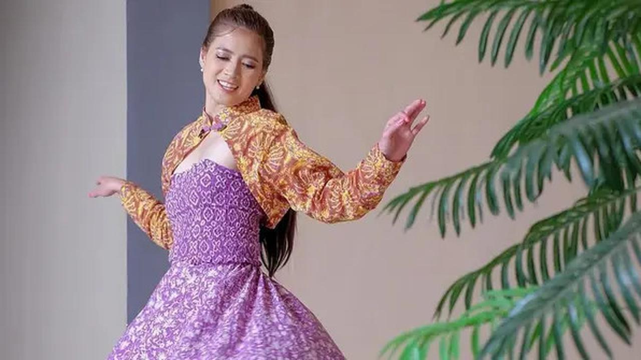 4 Gaya Chika Jessica Berbatik yang Anti Mainstream