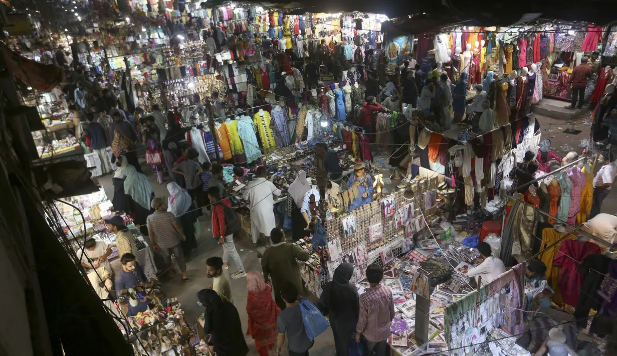 <p>Orang-orang mengunjungi pasar untuk berbelanja menjelang perayaan Idul Fitri, di Karachi, Pakistan, Jumat, 29 April 2022. Idul Fitri menandai berakhirnya bulan suci Ramadhan. (AP Photo/Fareed Khan)</p>