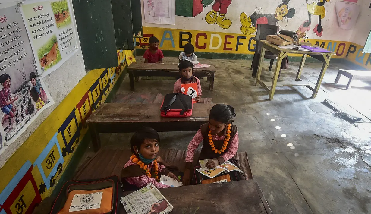 Siswa menghadiri kelas di sebuah sekolah di Allahabad, India, Rabu (1/9/2021). Pemerintah negara bagian melonggarkan lockdown COVID-19 untuk lembaga pendidikan yang memungkinkan siswa menghadiri sekolah tatap muka dengan 50 persen kapasitas. (SANJAY KANOJIA/AFP)