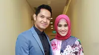 Pasangan selebriti Dude Herlino dan Alyssa Soebandono nampak harmonis. Bahkan, tidak sedikit netizen iri dengan keharmonisan rumah tangganya. (Deki Prayoga/Bintang.com)