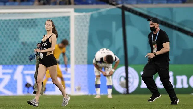Foto Piala Eropa: Penyusup Cantik Berhentikan Pertandingan antara Finlandia Melawan Belgia pada Laga Grup B Euro 2020