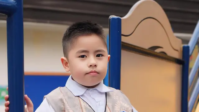 Potret Sulaiman Anak Oki Setiana Dewi Kembali Sekolah (credit: instagram/okisetianadewi)